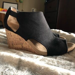 Black wedges